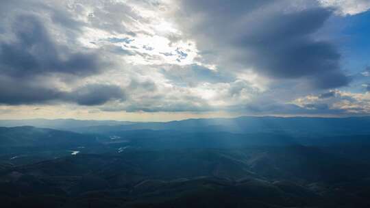 空中俯瞰山脉阳光穿透云层洒向大地