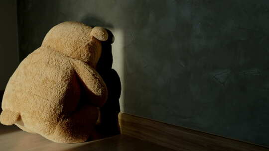 黑暗的角落里一直孤单的小熊玩偶视频素材模板下载