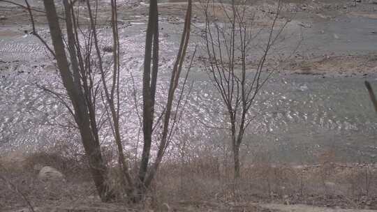 河流部分结冰的自然景象