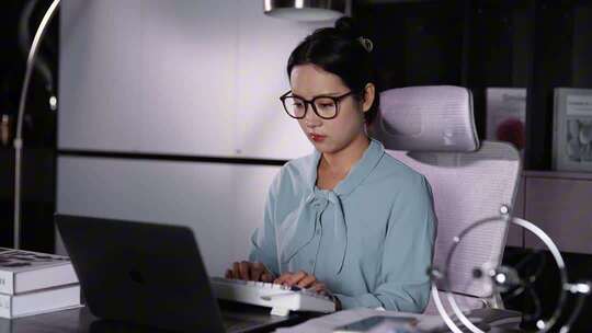 职业女性上班加班场景