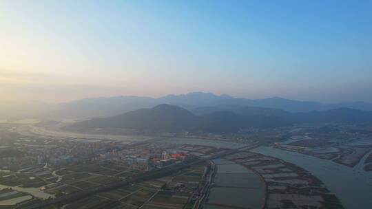 航拍沿海山村