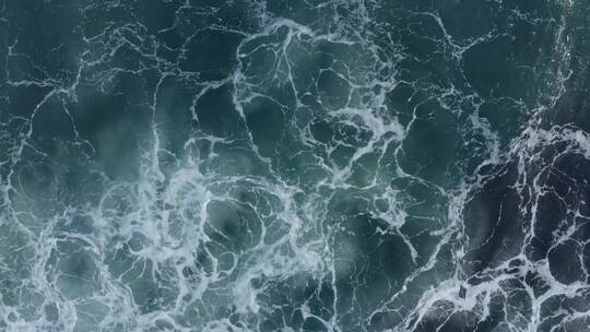 海浪欢快的在跳舞