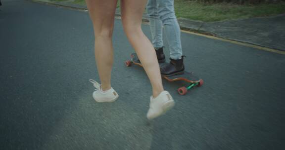 一对情侣在户外玩滑板的慢镜头