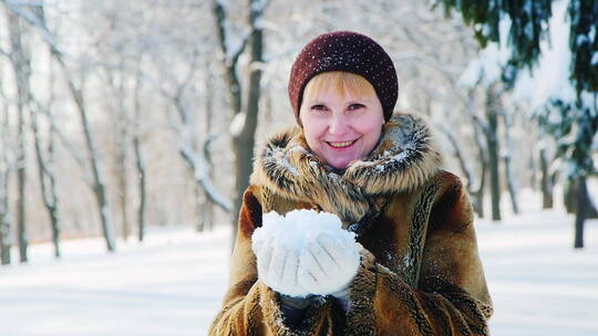 在雪地里玩雪的女人