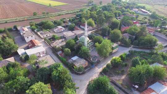 穆斯林小村庄中间的清真寺