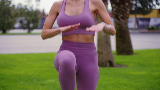 女人穿着健身服在做运动