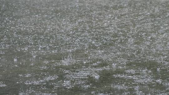 下暴雨的地面