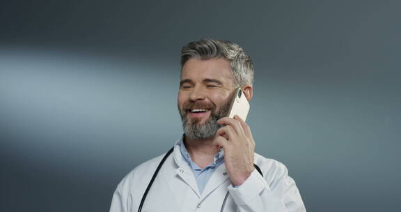 男医生使用手机打电话