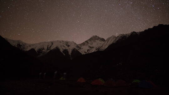 贡嘎雪山营地帐篷星空星轨