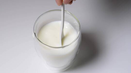 勺子搅拌升格高钙速溶全脂牛奶粉低脂牛奶粉