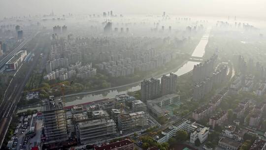 上海闵行梅陇镇清晨大雾大场景航拍4K。