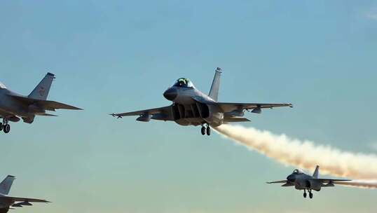 战斗机空中飞行画面