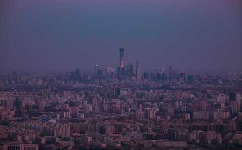 暮色中俯瞰城市建筑群的壮阔全景