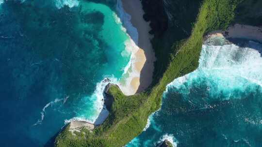 印度尼西亚巴厘岛努沙佩尼达凯灵金海滩。海景和岩石。
