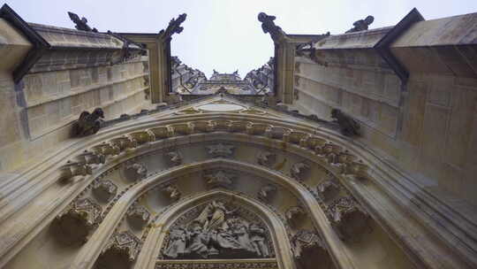 威胁性地进入圣维图斯大教堂的前门。戏剧性和史诗般的视点移动镜头。
