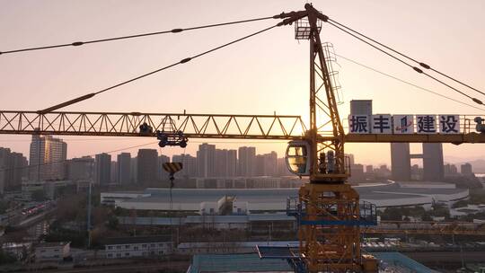 航拍夕阳下的建筑工地