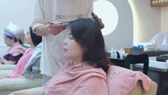 中年妇女在理发店洗头发
