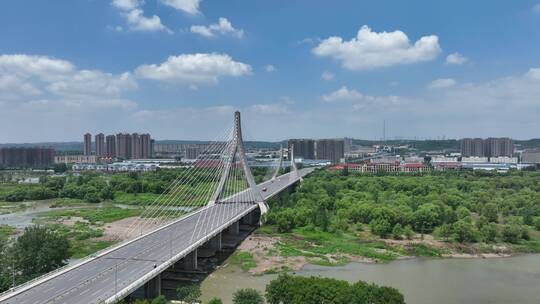 蓝天白云绿色生态城市桥梁河流交通