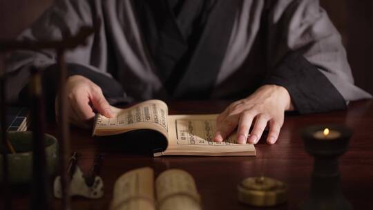 古代文人翻看古书学习中国传统文学书籍
