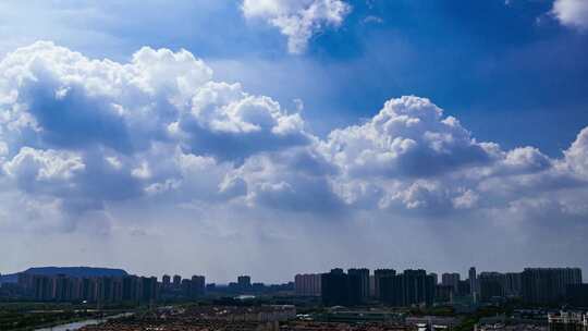 延时素材-阳光透过云层扫射城市街道视频素材模板下载