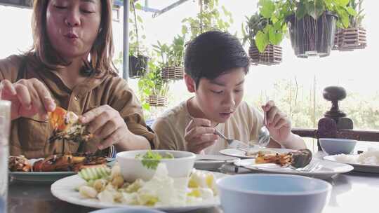 母子户外用餐吃海鲜