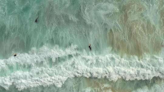 人们在海滩上冲浪的无人机镜头