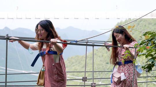 4K升格实拍风景区走网红吊桥的女性游人