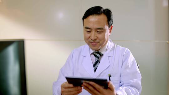 医生使用平板电脑查看电子病历视频素材模板下载