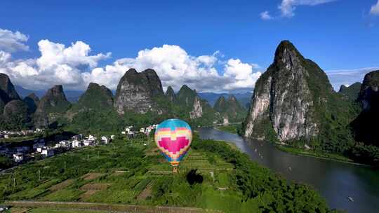 广西桂林漓江唯美浪漫的热气球
