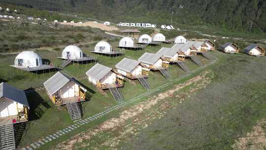 户外露营地帐篷房屋全景