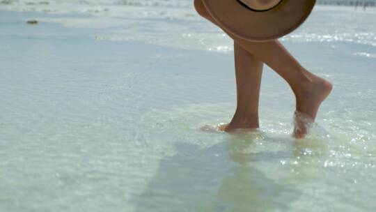 美女赤脚海边沙滩散步脚步特写视频素材模板下载