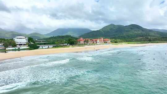 海滨沙滩及远处山景风光