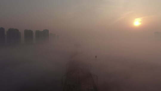 太阳升起的阴霾中城市