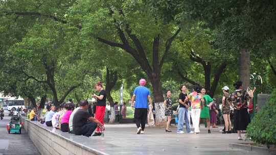 城市公园人文中老年人休闲聊天老年幸福生活