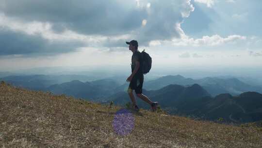 男人徒步登山户外运动探险