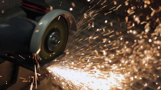 砂轮打磨产生火花场景