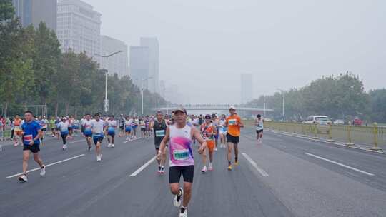 城市道路上的马拉松选手