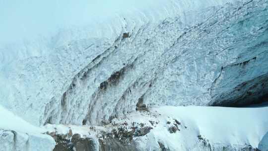 雪，冰和岩石谷，哈萨克斯坦山位置，空中