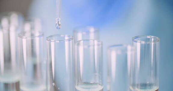 科学家在实验室使用移液管的极端特写