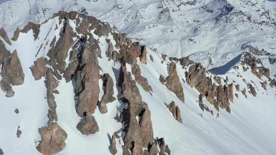航拍被大雪覆盖的岩石山脉