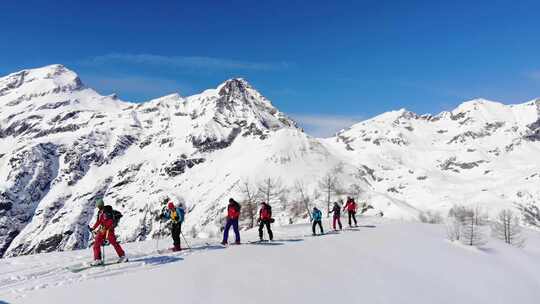 航拍滑雪者攀登雪山