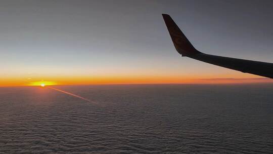 云层之上万米高空日落