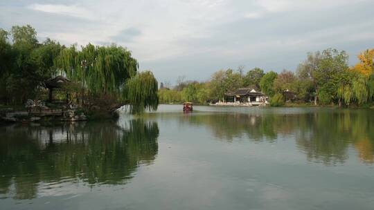 扬州瘦西湖阴雨天在雨中行驶的摇橹船及船娘