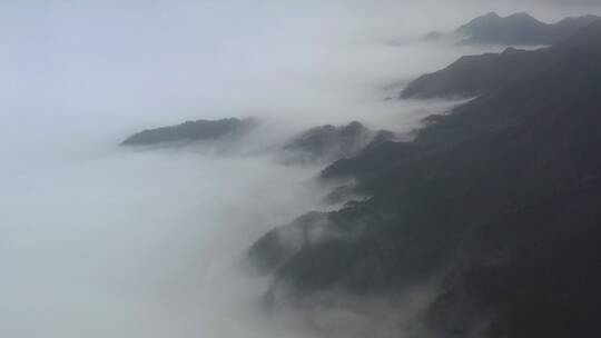 鸟瞰水墨山水画般的云雾场景