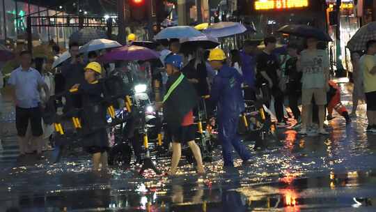 升格城市暴雨内涝下班高峰