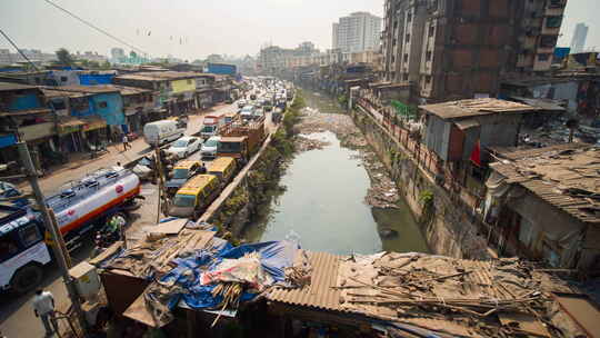 孟买贫困地区的白天交通印度达拉维
