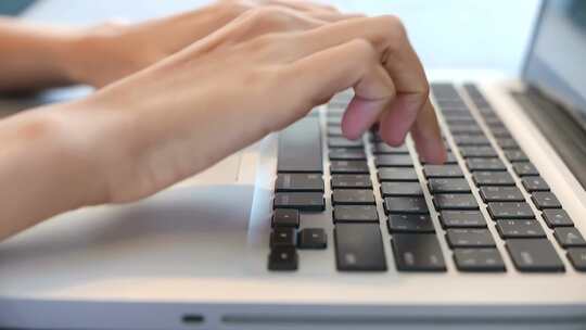 在笔记本键盘上快速打字敲击键盘!