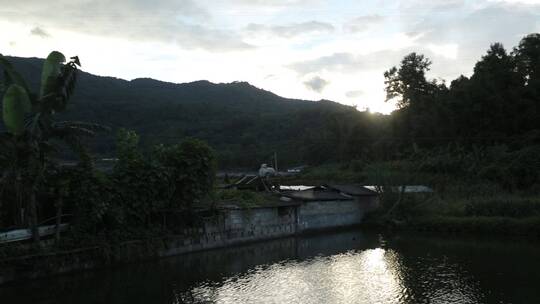 乡村傍晚夕阳森林湖面波光粼粼