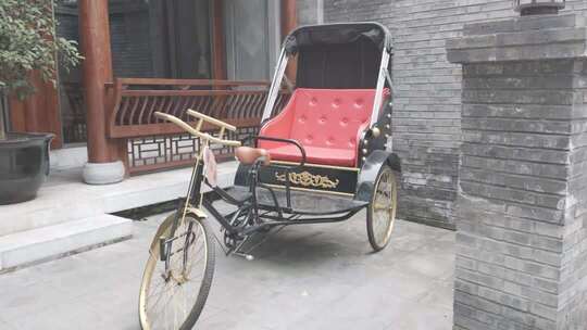 古建筑前的人力黄包车