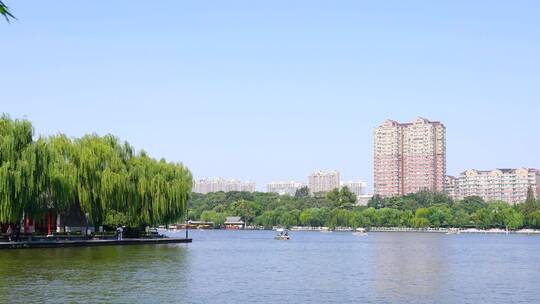 山东济南大明湖公园景区湖面景色与游船游客